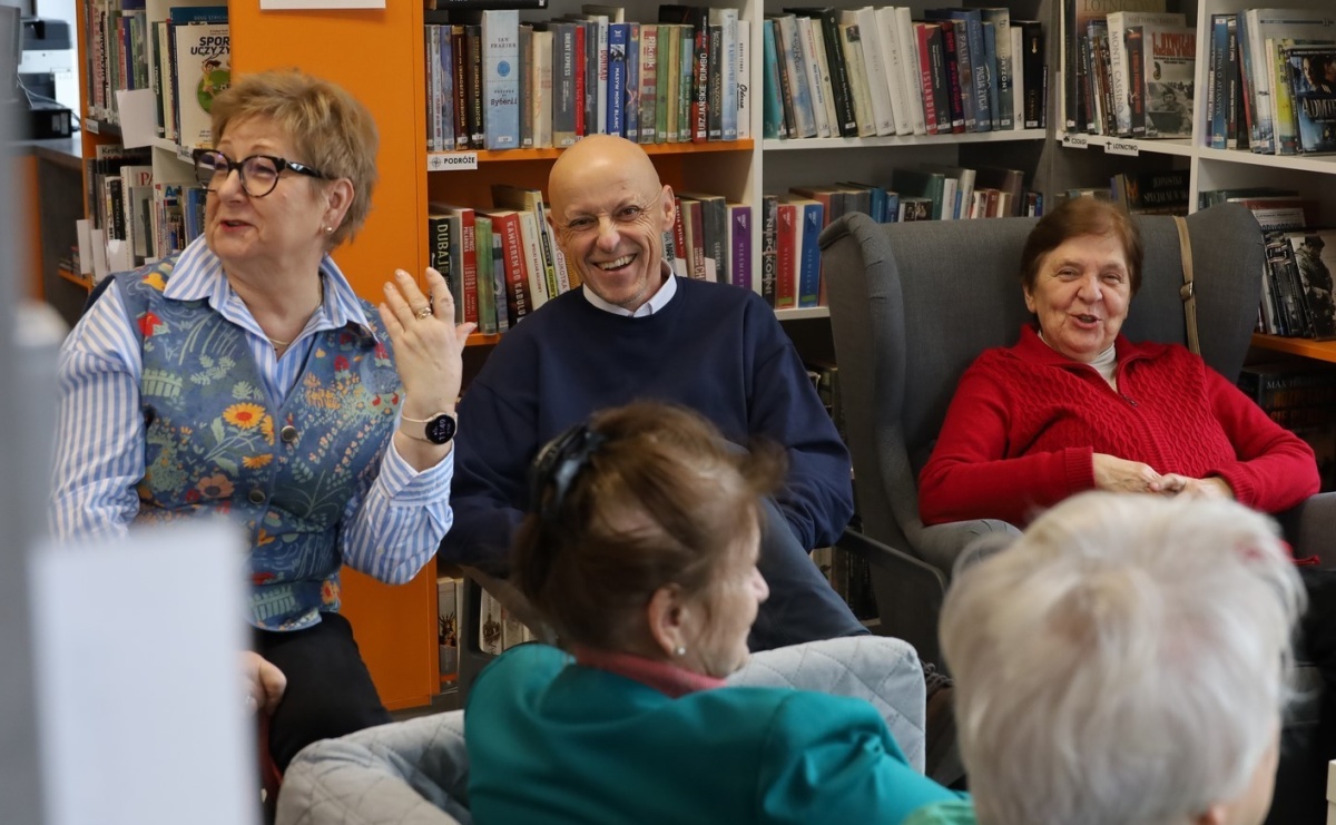 Christmas crackers w bibliotecznej Kawiarence Seniora - Serwis informacyjny z Raciborza - naszraciborz.pl