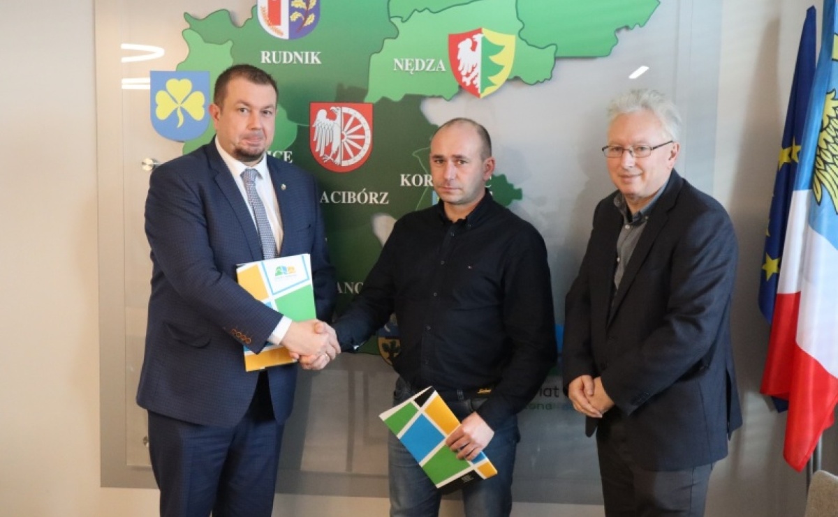 Podpisano umowę na kolejny etap scalania gruntów. Tym razem w sołectwie Roszków Gmina Krzyżanowice - Serwis informacyjny z Raciborza - naszraciborz.pl