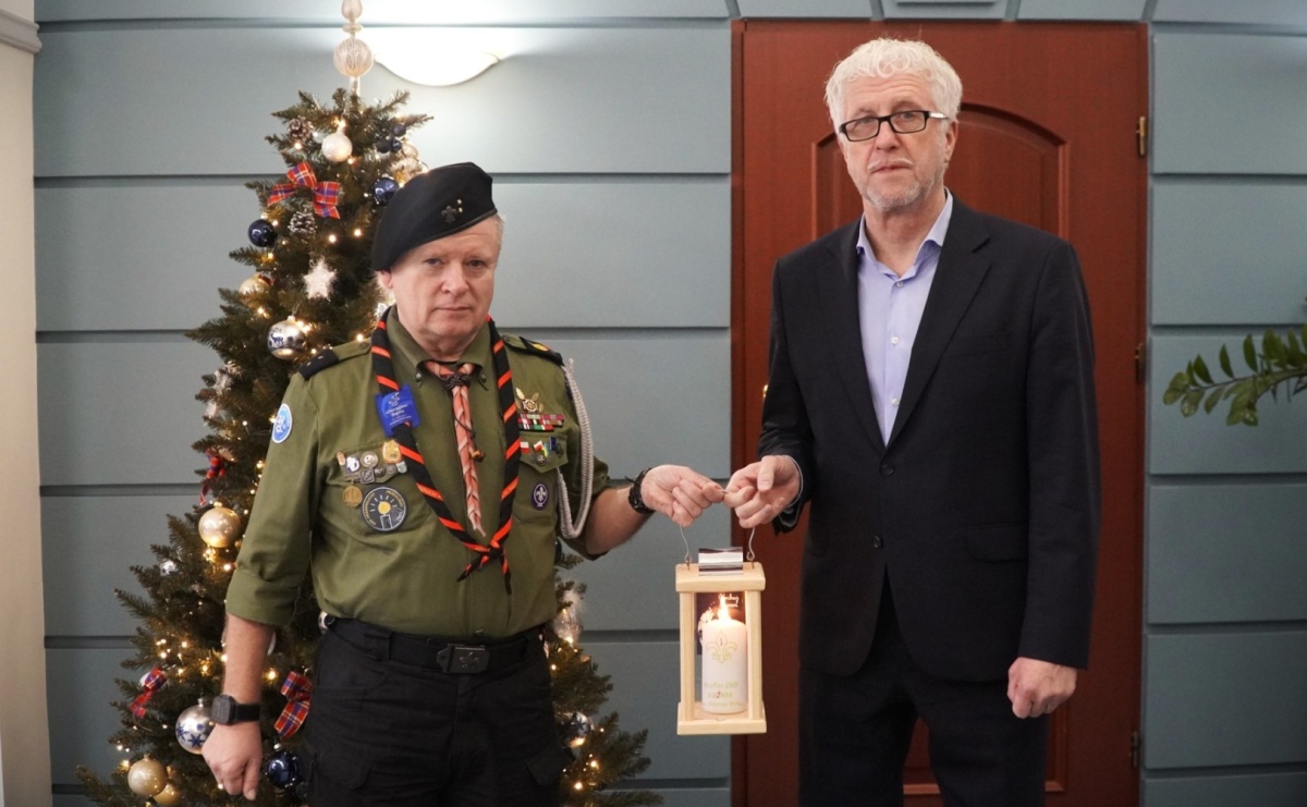 Tradycji stało się zadość. Betlejemskie Światło Pokoju dotarło do Urzędu Miasta - Serwis informacyjny z Raciborza - naszraciborz.pl