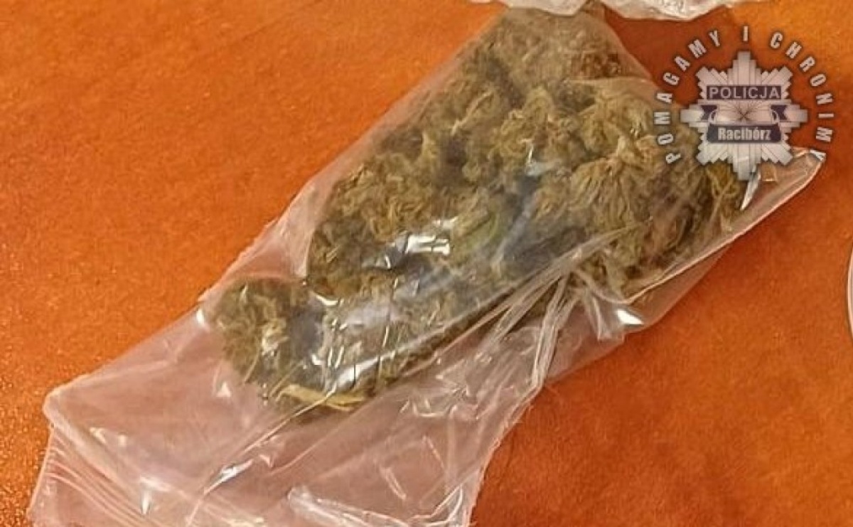 Ucieczka do klatki schodowej nie pomogła. 32-latek z narkotykami w rękach policji - Serwis informacyjny z Raciborza - naszraciborz.pl