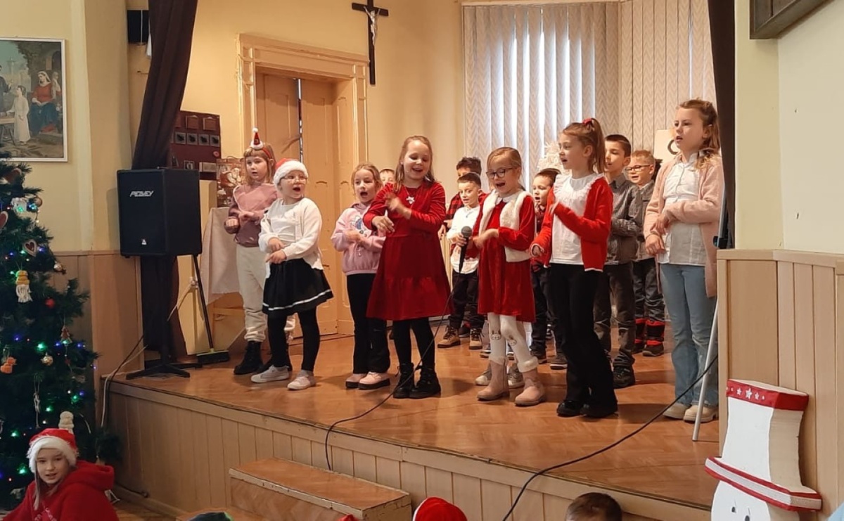 Świąteczne odwiedziny SP 13 w Domu Świętej Notburgi - Serwis informacyjny z Raciborza - naszraciborz.pl
