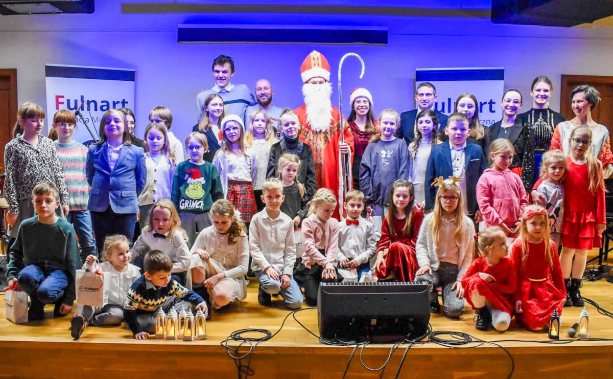 Uczniowie Ogniska Fulnart wprowadzili świąteczny nastrój na Zamku Piastowskim - Serwis informacyjny z Raciborza - naszraciborz.pl