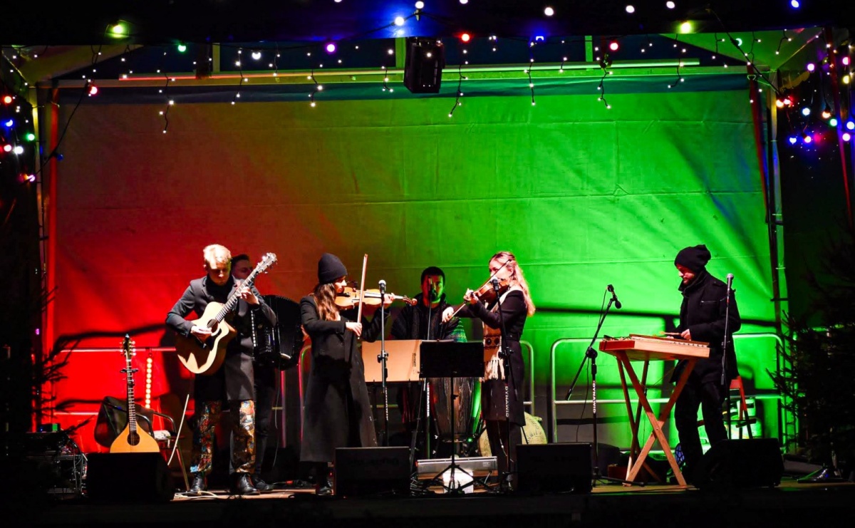 Zakochany duet, Lotharsi, fire show i św. Mikołaj na quadzie. Ruszył ostatni jarmarkowy weekend na zamku - Serwis informacyjny z Raciborza - naszraciborz.pl