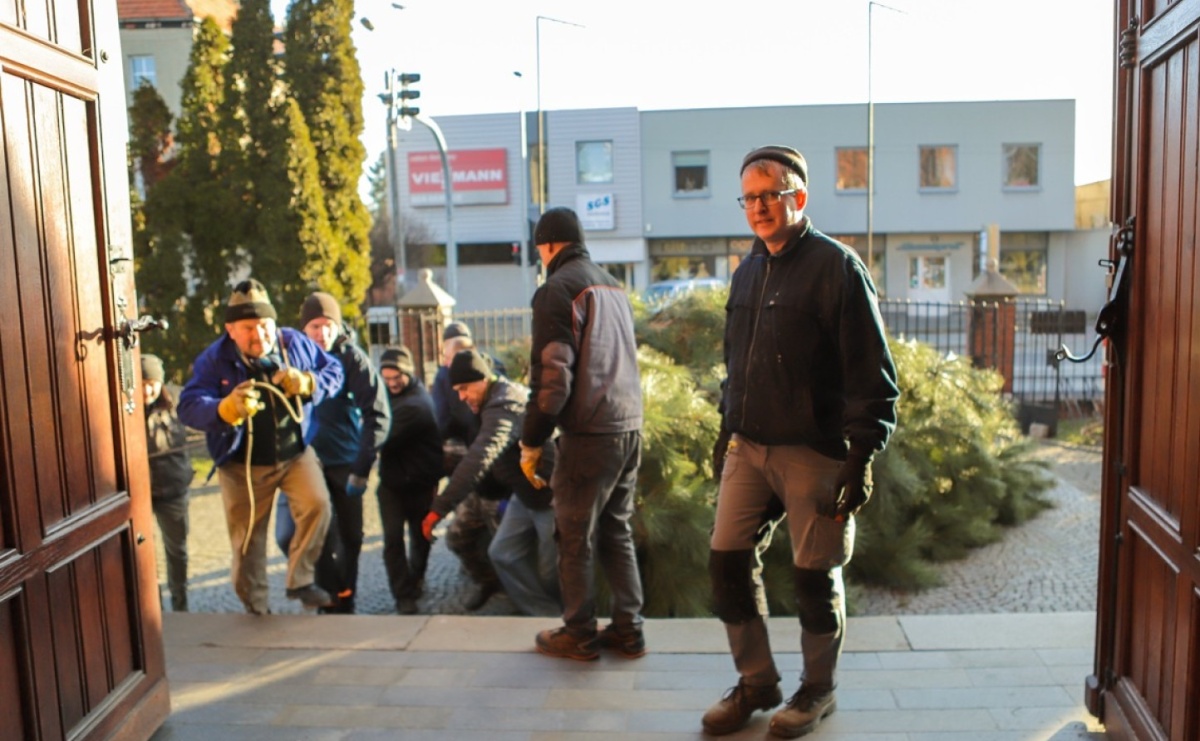 Montaż szopki bożonarodzeniowej w kościele św. Mikołaja w Raciborzu [FOTO] - Serwis informacyjny z Raciborza - naszraciborz.pl
