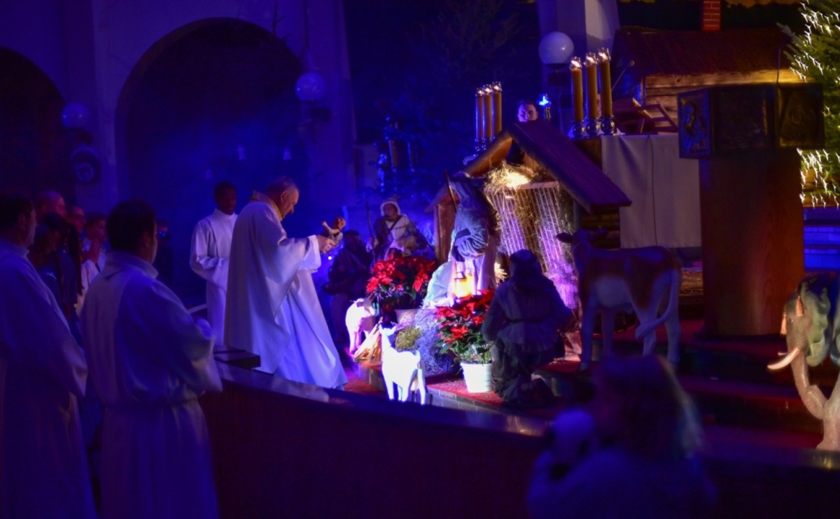 Pasterka w okrąglaku: figura Dzieciątka w żłóbku i zapowiedź wieczoru kolęd [FOTO i WIDEO] - Serwis informacyjny z Raciborza - naszraciborz.pl