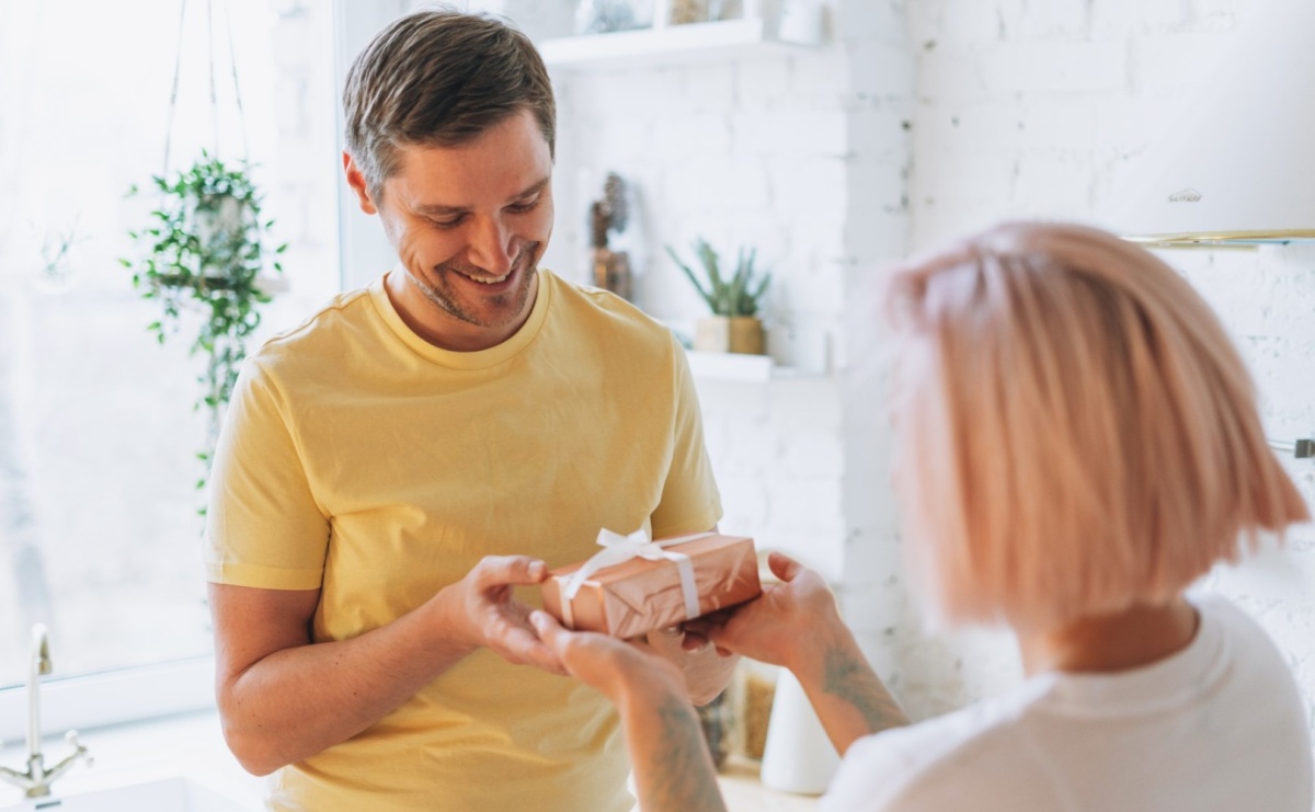 Jak dobrać prezent dla niego? Top 5 propozycji prezentów na różne okazje - Serwis informacyjny z Raciborza - naszraciborz.pl