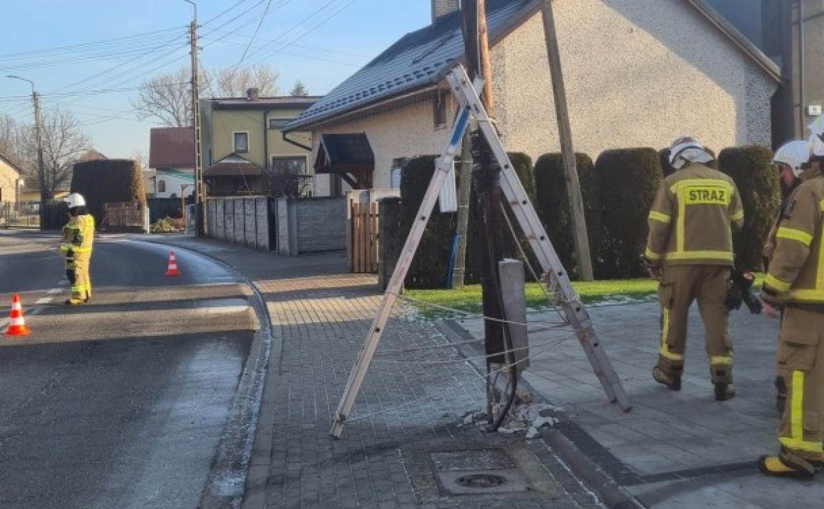 Uszkodzony słup w Krzanowicach. Świadek widział opla, który odjechał w stronę granicy - Serwis informacyjny z Raciborza - naszraciborz.pl