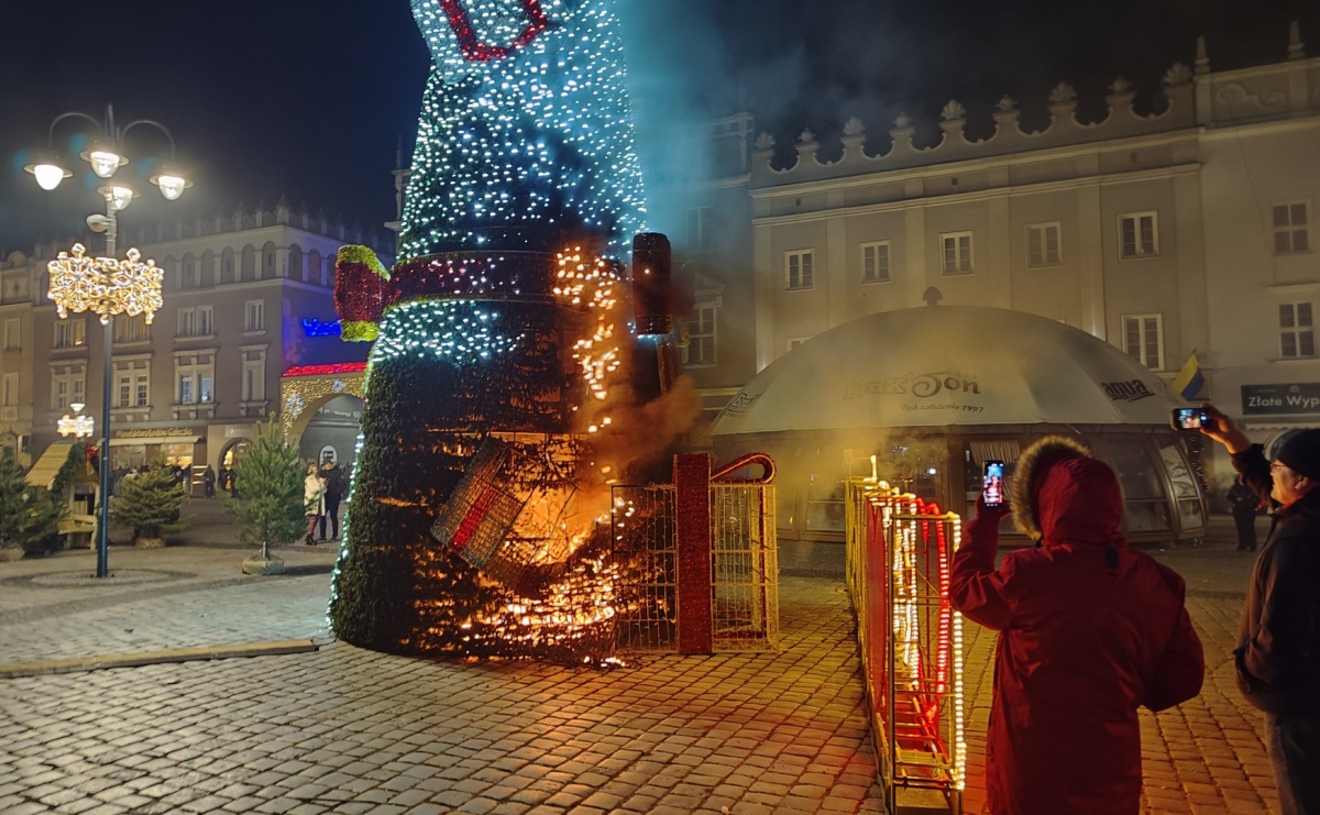 Pożar raciborskiej choinki na Rynku [FOTO i WIDEO] - Serwis informacyjny z Raciborza - naszraciborz.pl