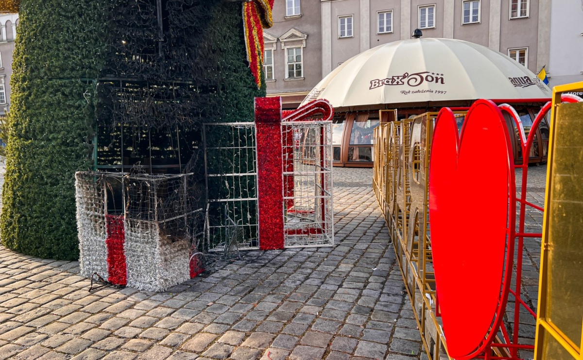 Nocny pożar choinki na Rynku: 30 tys. zł strat, sprawcy brak i nauczka na przyszłość - Serwis informacyjny z Raciborza - naszraciborz.pl