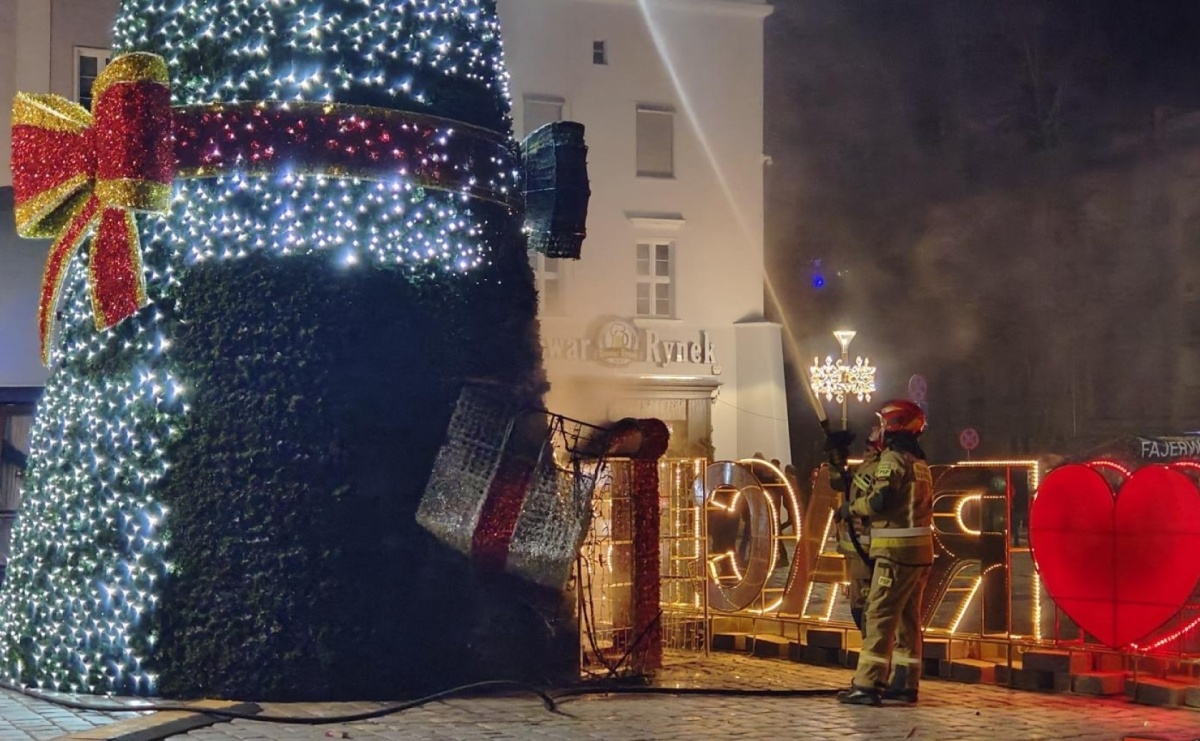 Były prezydent pyta, kto poniesie koszty związane z uszkodzeniem choinki - Serwis informacyjny z Raciborza - naszraciborz.pl