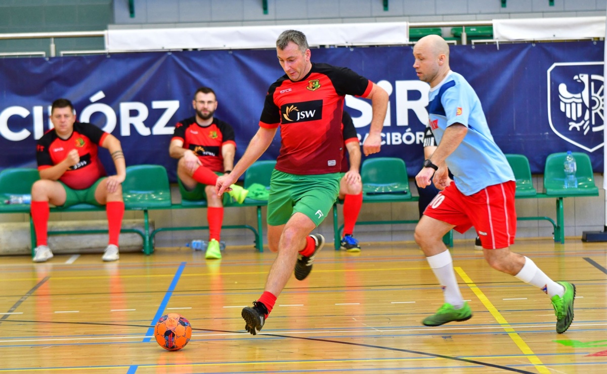 Rodzice młodych piłkarzy rywalizowali w hali OSiR Racibórz [FOTO] - Serwis informacyjny z Raciborza - naszraciborz.pl