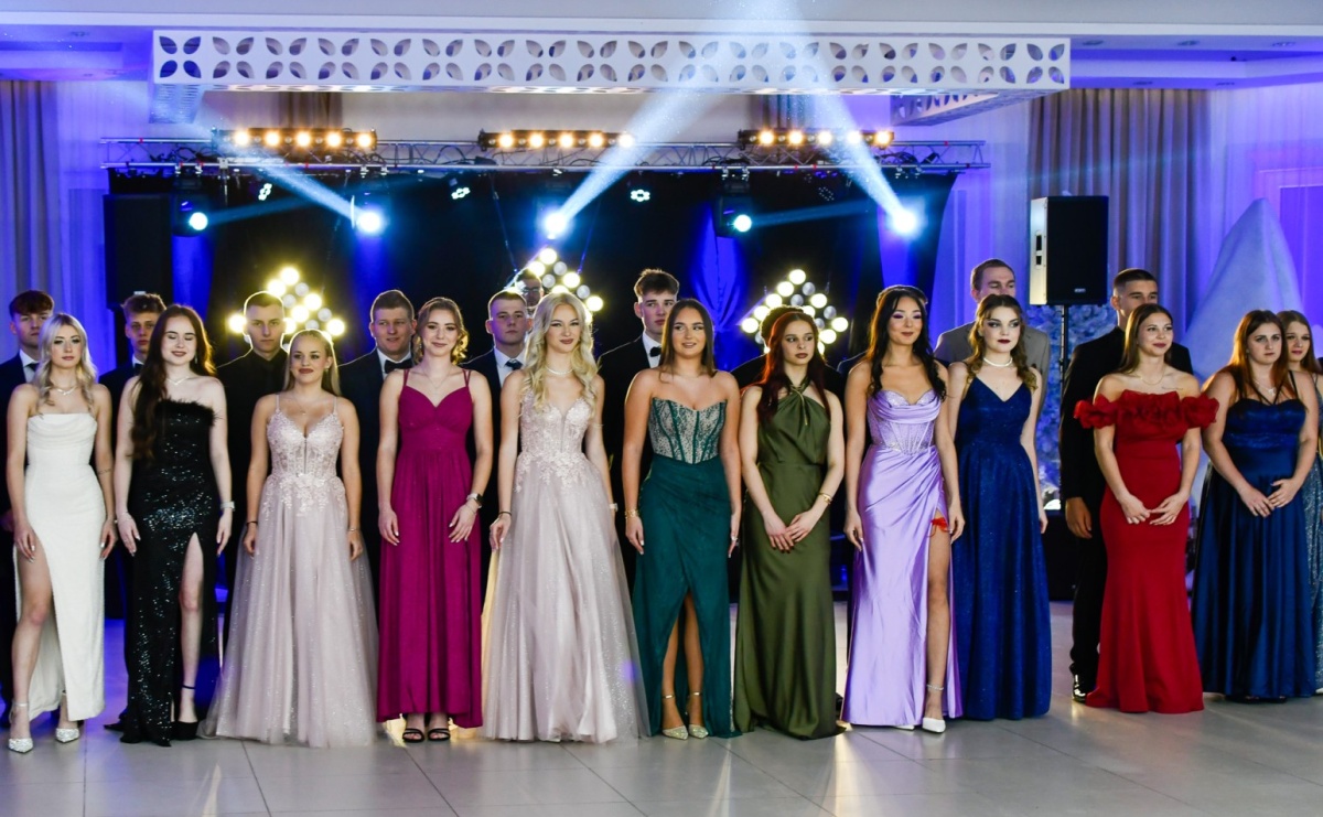 Maturzyści z ZSOMS Racibórz rozpoczęli sezon studniówkowy w powiecie raciborskim [FOTO i WIDEO] - Serwis informacyjny z Raciborza - naszraciborz.pl