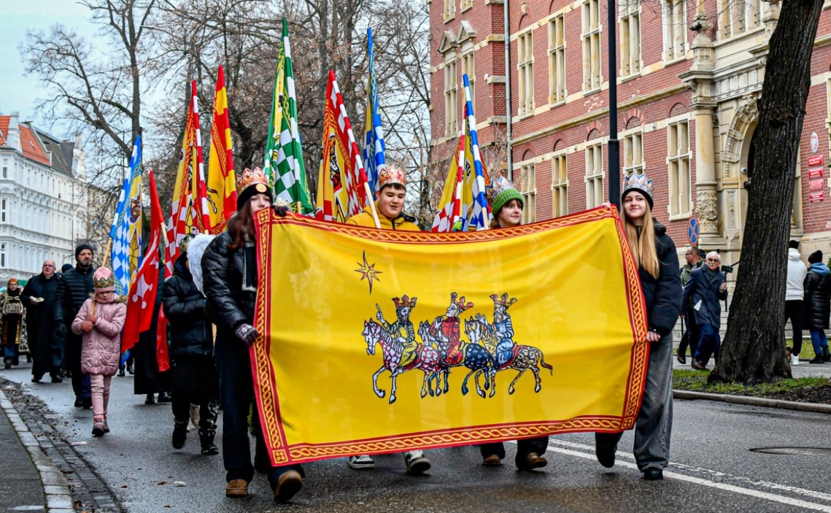 Raciborski Orszak Trzech Króli przeszedł ulicami miasta [FOTO i WIDEO] - Serwis informacyjny z Raciborza - naszraciborz.pl