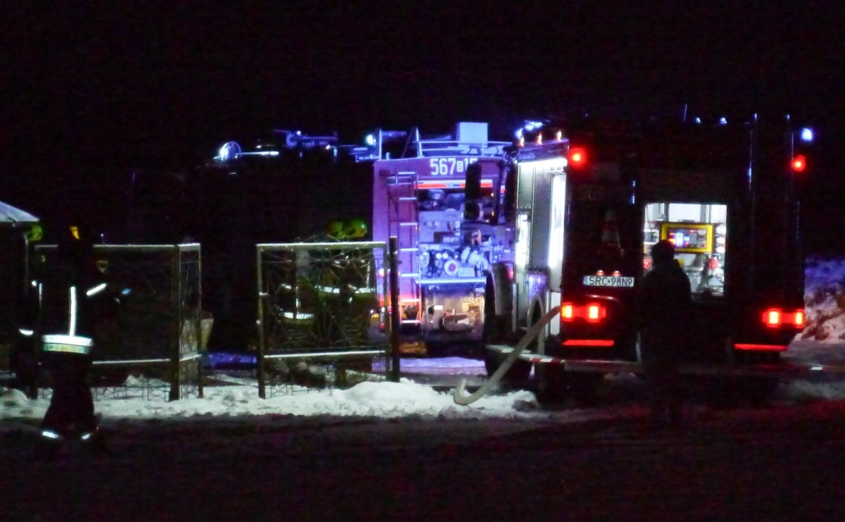 Cztery zastępy w akcji w Babicach. Paliła się wiata, zagrożony był kurnik [FOTO] - Serwis informacyjny z Raciborza - naszraciborz.pl