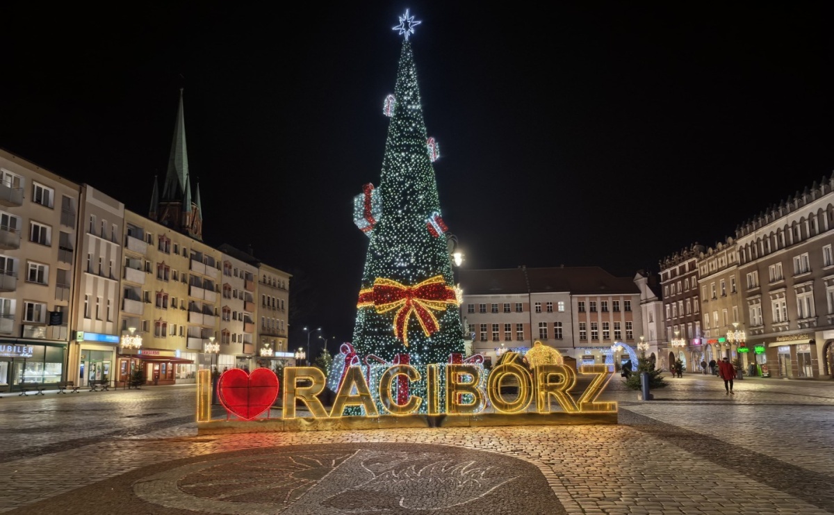 Choinka na rynku znów cieszy swoim blaskiem. Za naprawę zapłacił ubezpieczyciel - Serwis informacyjny z Raciborza - naszraciborz.pl