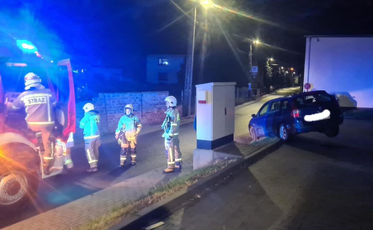 Samochód zawisł na parkingu – skutki jazdy na podwójnym gazie w Krzanowicach - Serwis informacyjny z Raciborza - naszraciborz.pl