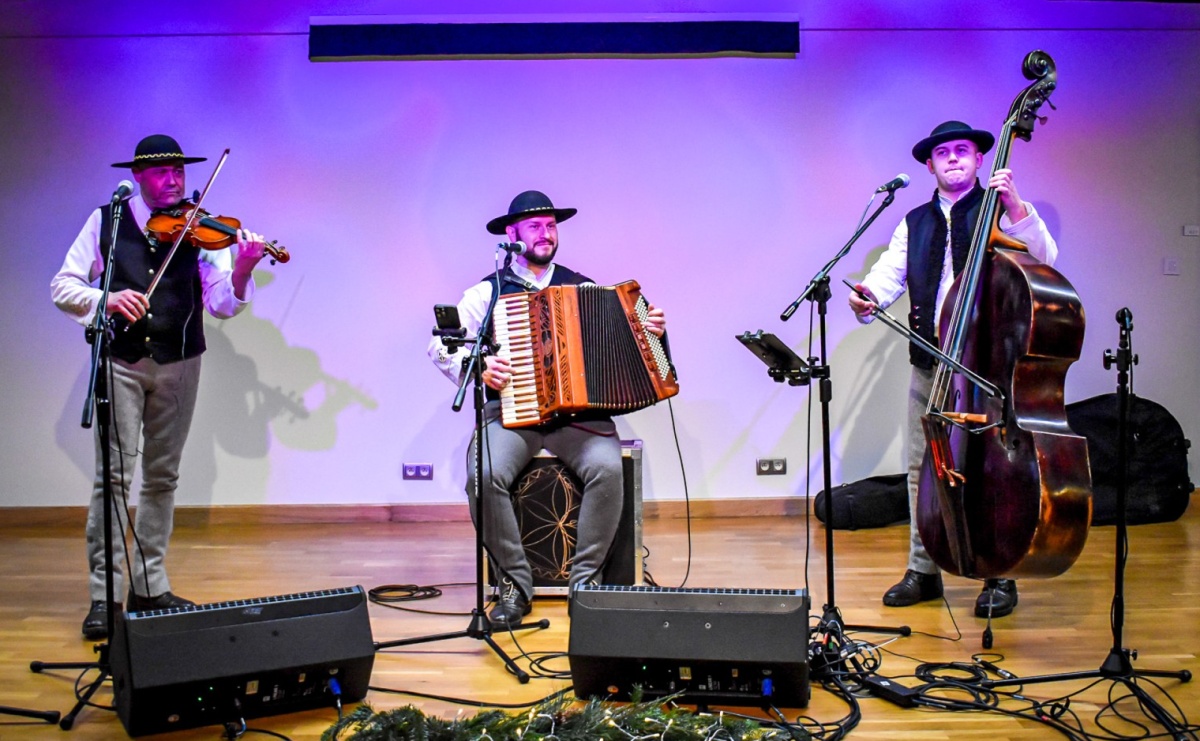 Góralskie kolędy na zamku – noworoczne spotkanie Środowiskowego Domu Samopomocy - Serwis informacyjny z Raciborza - naszraciborz.pl