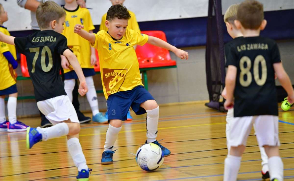 Junior Futsal Cup. Zmagania skrzatów w hali OSiR Racibórz [FOTO] - Serwis informacyjny z Raciborza - naszraciborz.pl