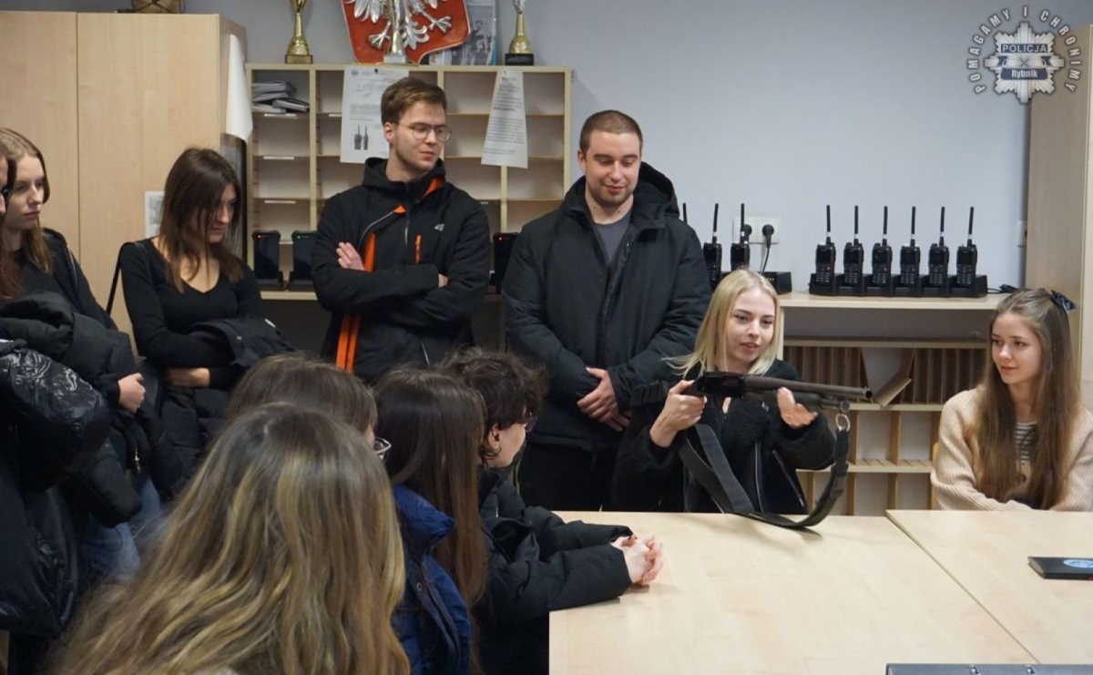 Studenci filologii z Raciborza na warsztatach tłumaczeniowych w rybnickiej komendzie - Serwis informacyjny z Raciborza - naszraciborz.pl