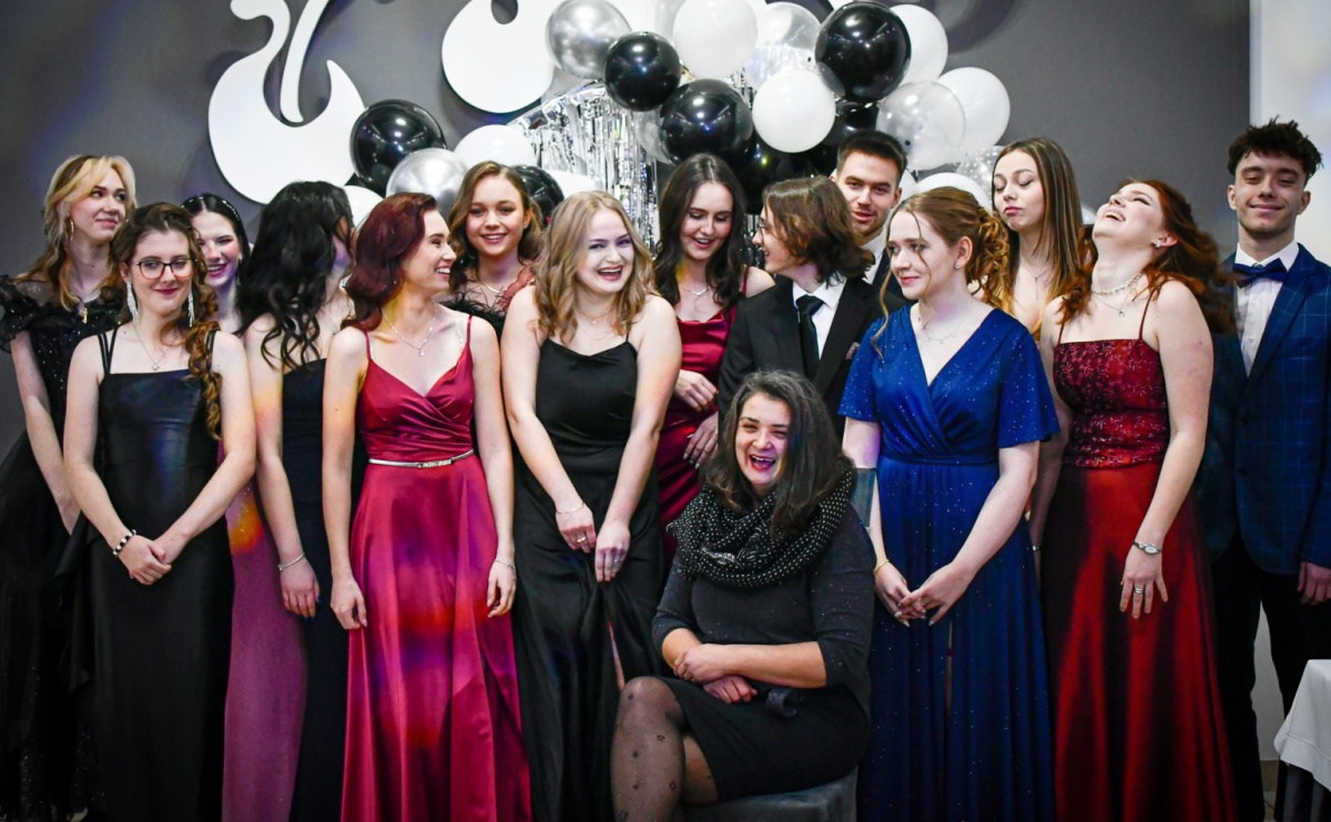 Maturzyści z Diecezjalnego LO bawią się na studniówce w Tworkowie - Serwis informacyjny z Raciborza - naszraciborz.pl