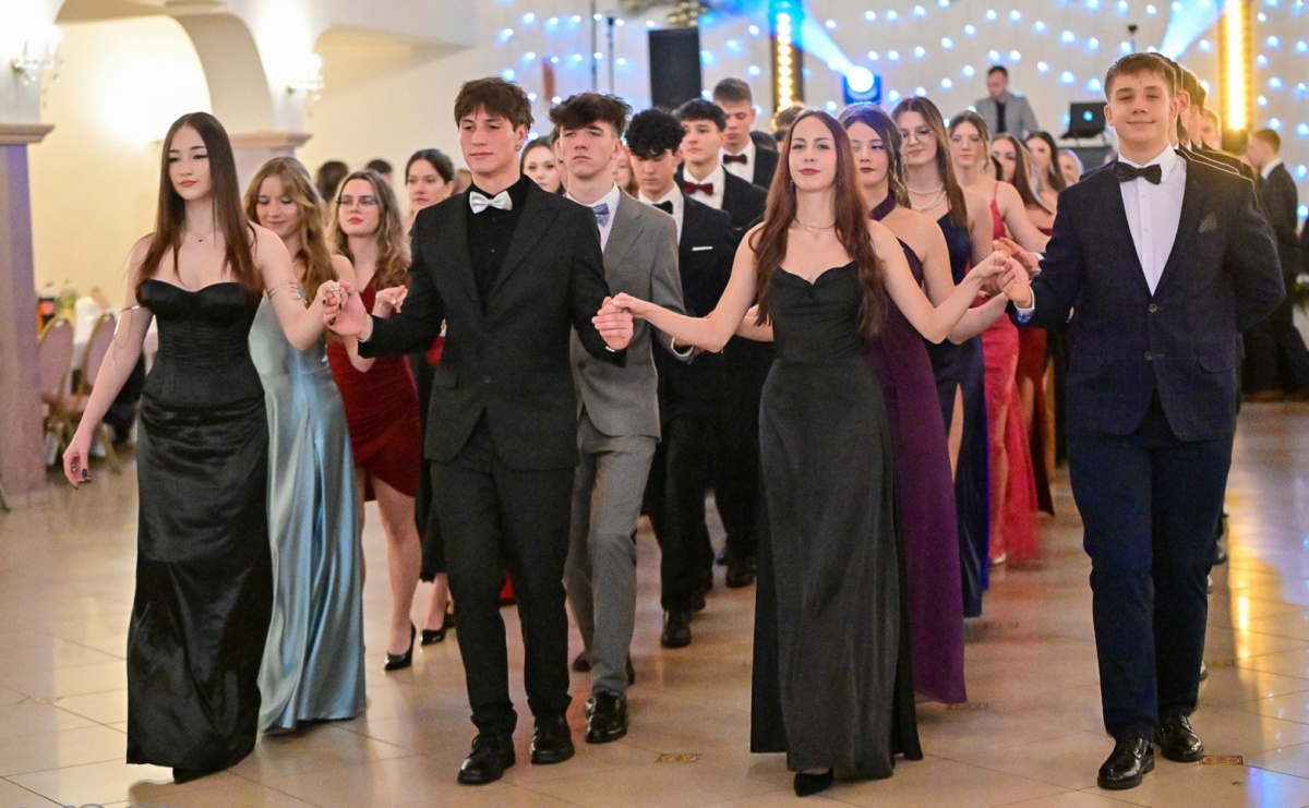 Studniówka II LO w Raciborzu na bis: polonez, humor i tradycja [FOTO] - Serwis informacyjny z Raciborza - naszraciborz.pl