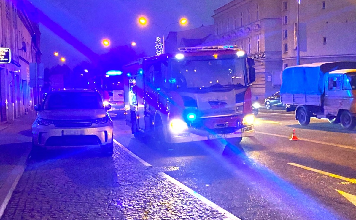 Kłęby dymu na klatce schodowej budynku przy Londzina - Serwis informacyjny z Raciborza - naszraciborz.pl