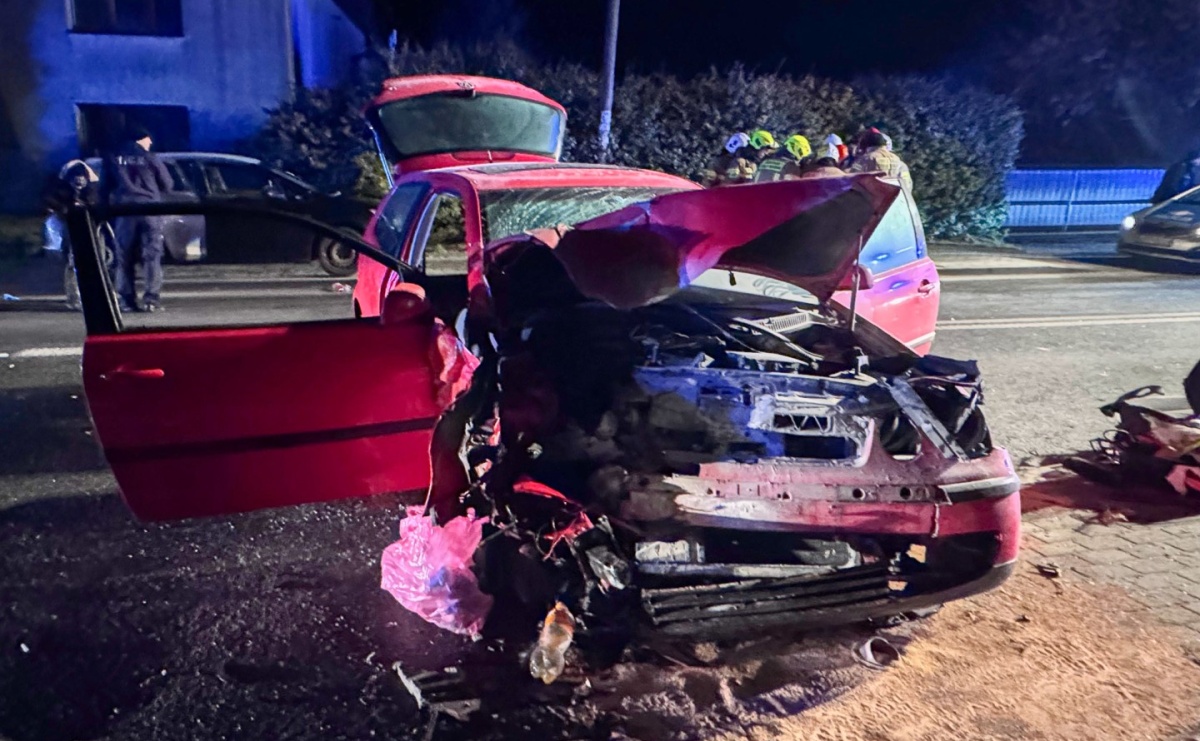 Wypadek drogowy w Pawłowie na ul. Powstańców Śląskich: Trzy osoby trafiły do szpitala - Serwis informacyjny z Raciborza - naszraciborz.pl