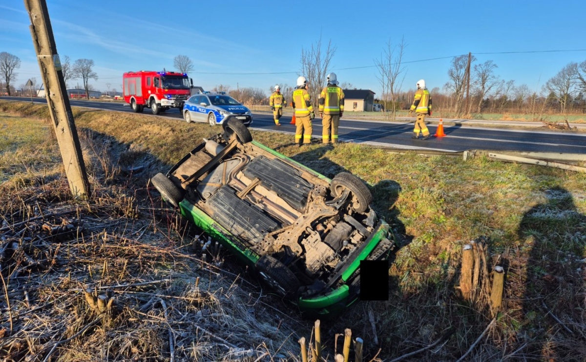 Niebezpieczny poranek na drogach. Dachowanie w Krzyżanowicach - Serwis informacyjny z Raciborza - naszraciborz.pl
