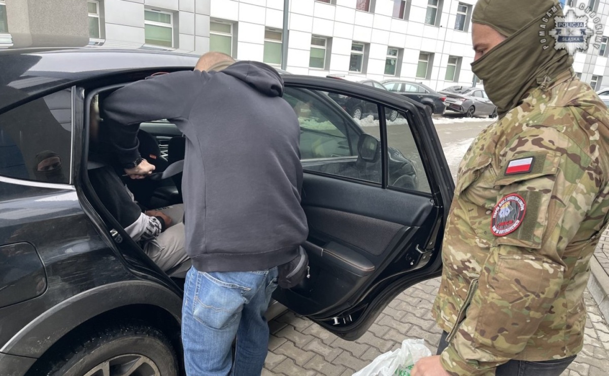 Policja zatrzymała dwoje Rumunów. Przyjechali organizować handel ludźmi - Serwis informacyjny z Raciborza - naszraciborz.pl