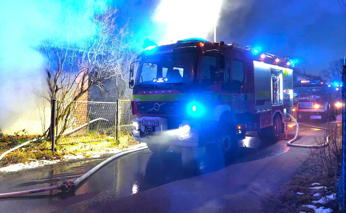 Pustostan w ogniu w Pogrzebieniu - Serwis informacyjny z Raciborza - naszraciborz.pl