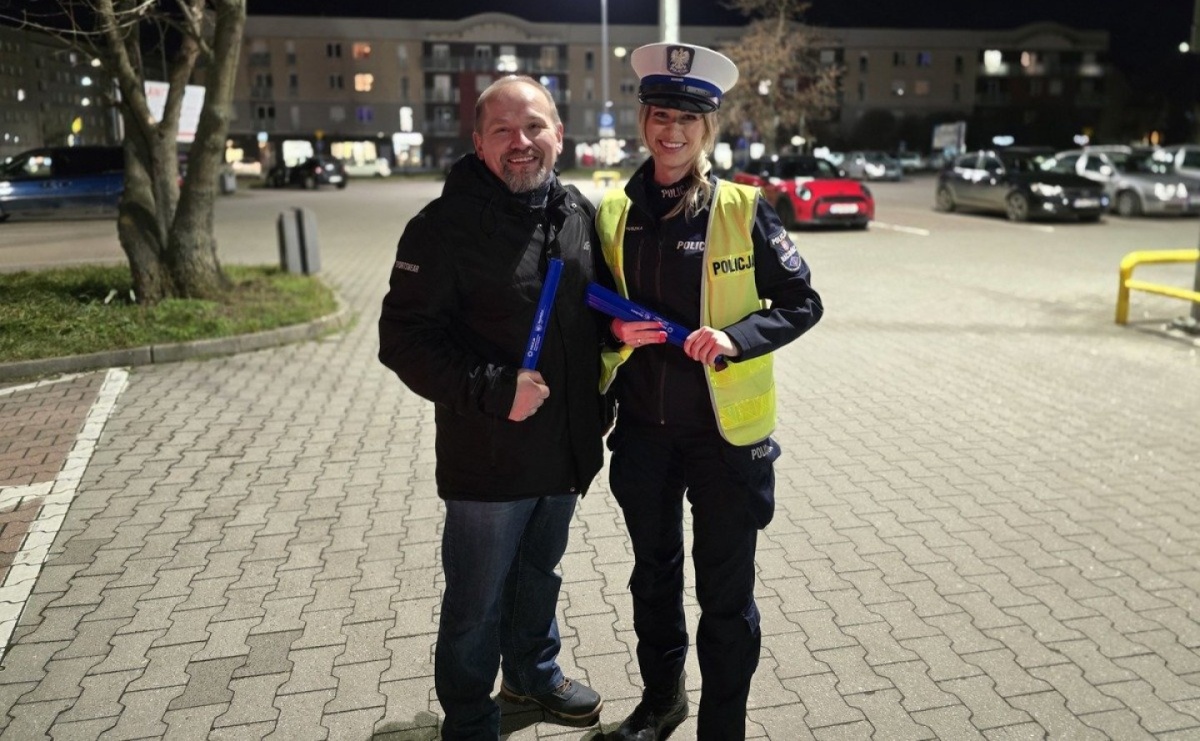 Nosząc odblaski świecisz przykładem. Policyjna akcja na ulicach Raciborza - Serwis informacyjny z Raciborza - naszraciborz.pl