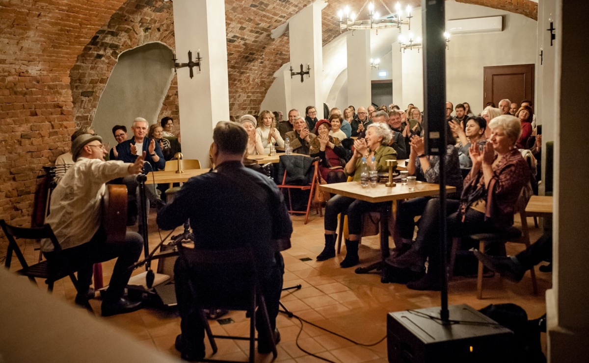 Gospelblues evening w raciborskim Zamku Piastowskim. Fani bluesa wypełnili piwnicę słodowni - Serwis informacyjny z Raciborza - naszraciborz.pl