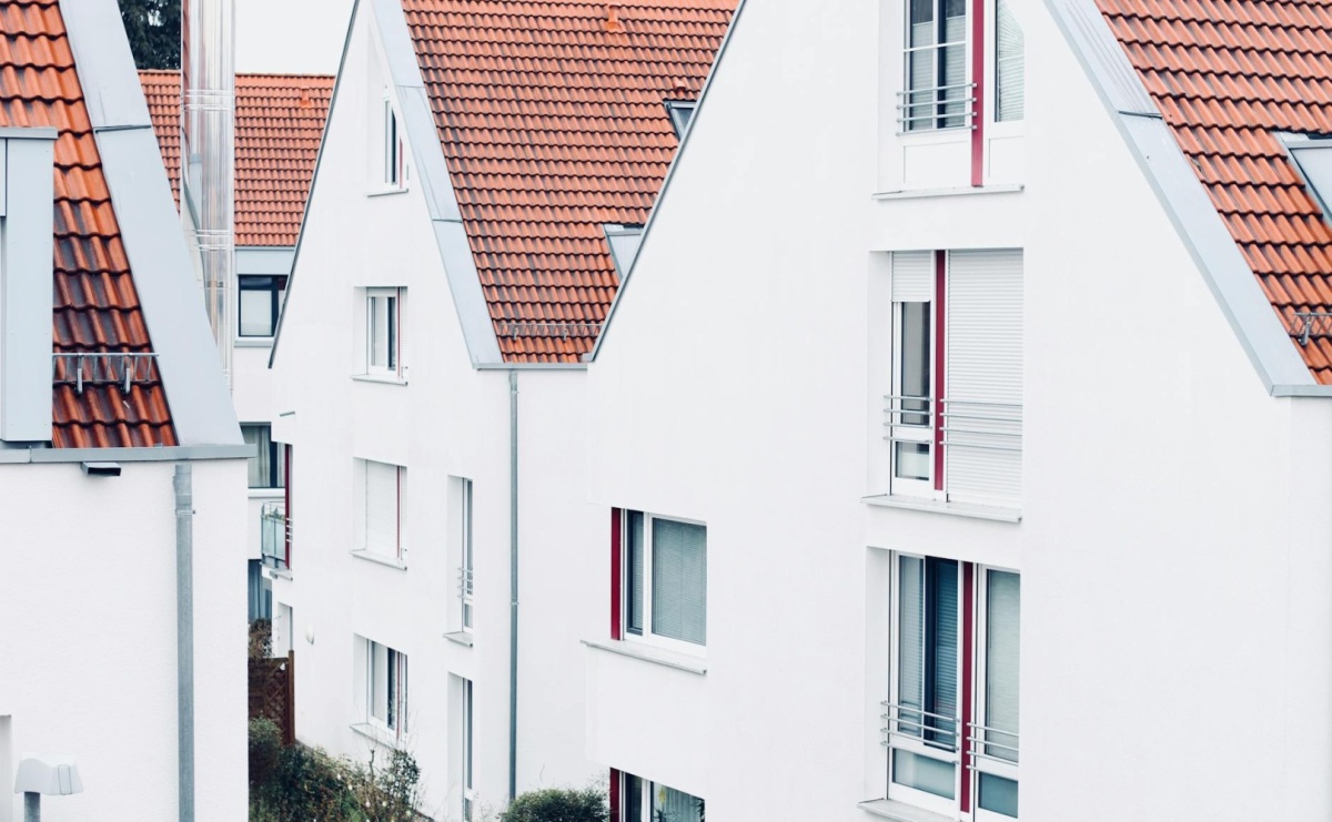 Parapety stalowe - dlaczego warto się na nie zdecydować? - Serwis informacyjny z Raciborza - naszraciborz.pl