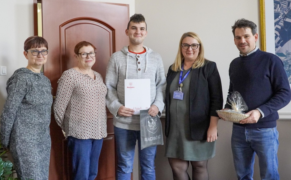 Uczeń Szkoły Specjalnej w Raciborzu otrzymał skierowanie na mieszkanie miejskie - Serwis informacyjny z Raciborza - naszraciborz.pl