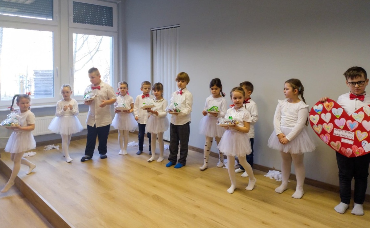 Przedszkolaki z wizytą w Złotej Jesieni – międzypokoleniowe spotkanie pełne wzruszeń - Serwis informacyjny z Raciborza - naszraciborz.pl