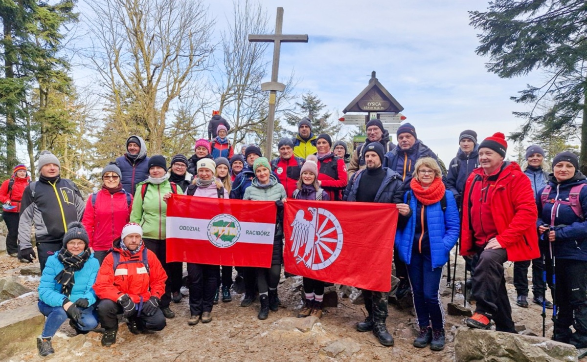 Zdobyli Łysicę! Wyprawa PTTK Racibórz w górach świętokrzyskich - Serwis informacyjny z Raciborza - naszraciborz.pl