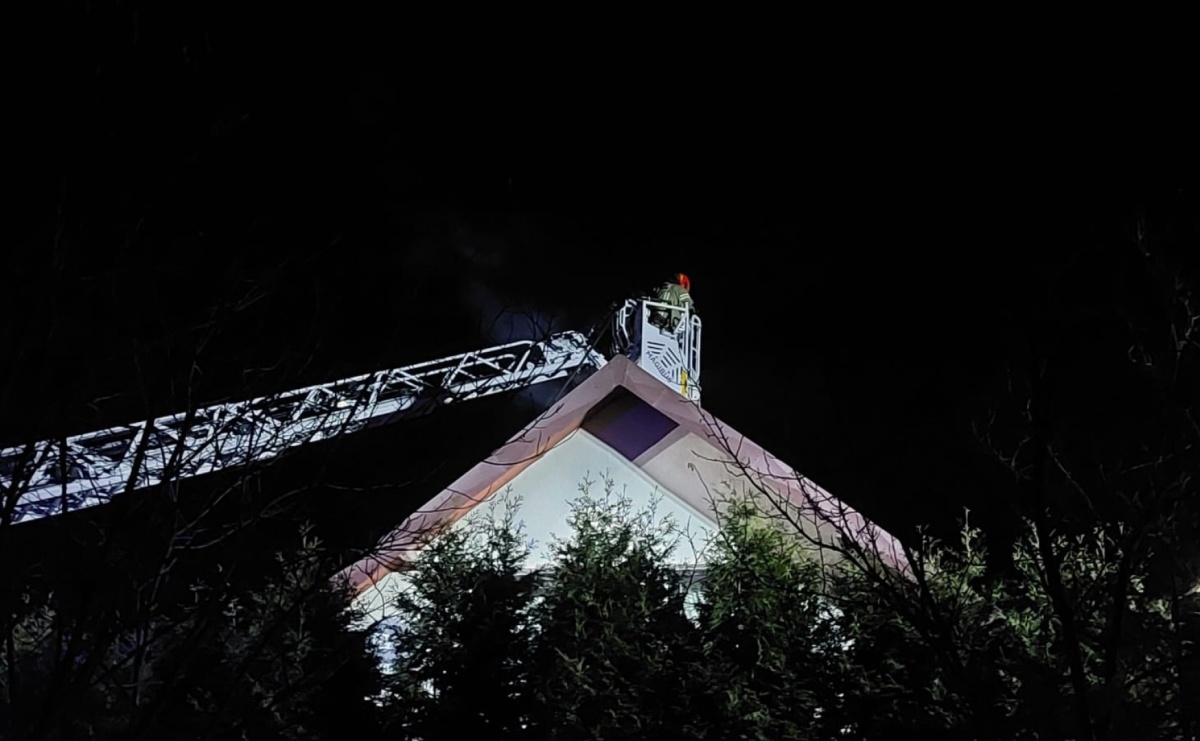 Pożar sadzy w kominie w Jankowicach [FOTO] - Serwis informacyjny z Raciborza - naszraciborz.pl