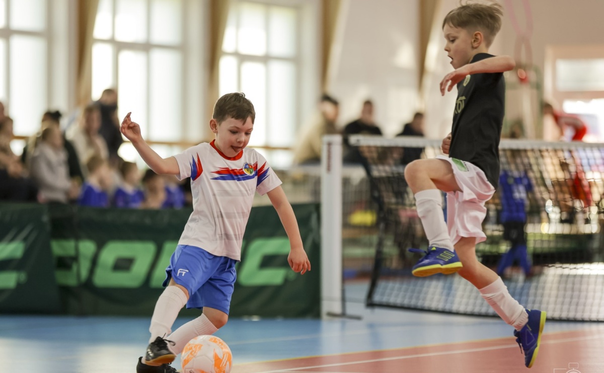 Zacięta rywalizacja młodych piłkarzy w Krzanowicach [FOTO] - Serwis informacyjny z Raciborza - naszraciborz.pl