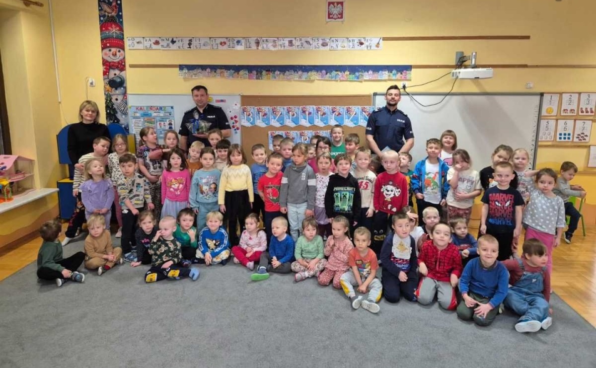 Bezpieczne ferie. Dzielnicowy w przedszkolu numer 2 - Serwis informacyjny z Raciborza - naszraciborz.pl