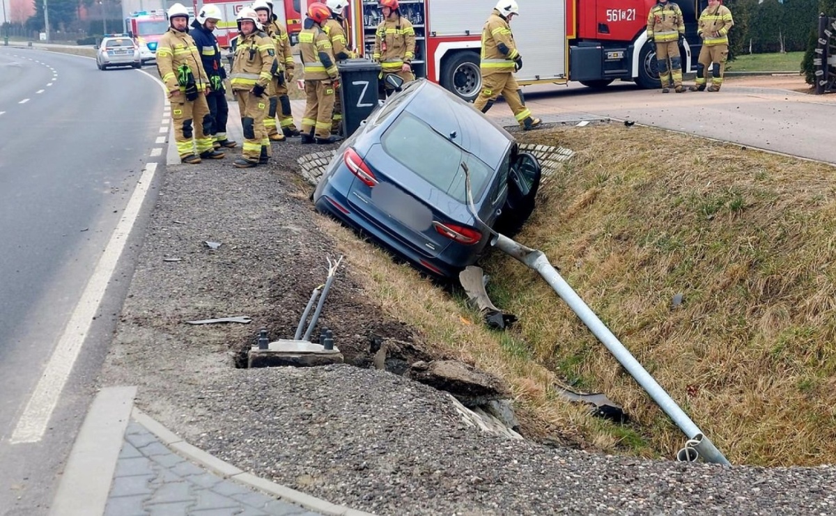 Groźne zdarzenie drogowe w Kornowacu - Serwis informacyjny z Raciborza - naszraciborz.pl