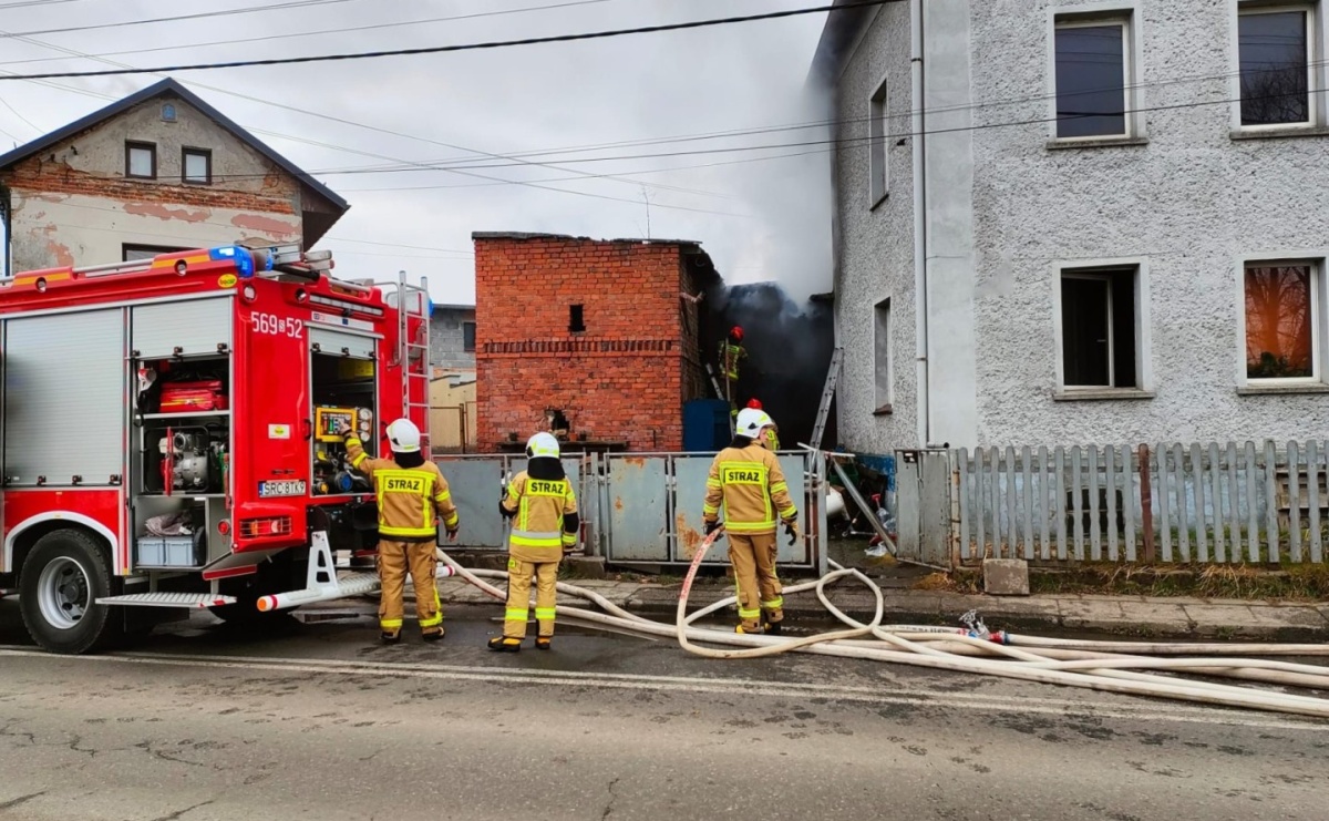 Pożar wiaty przy domu jednorodzinnym w Krzanowicach [FOTO] - Serwis informacyjny z Raciborza - naszraciborz.pl
