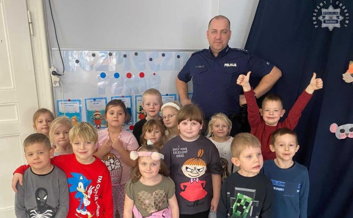 Przedszkolaki z Dwunastki spotkały się z policjantem - Serwis informacyjny z Raciborza - naszraciborz.pl