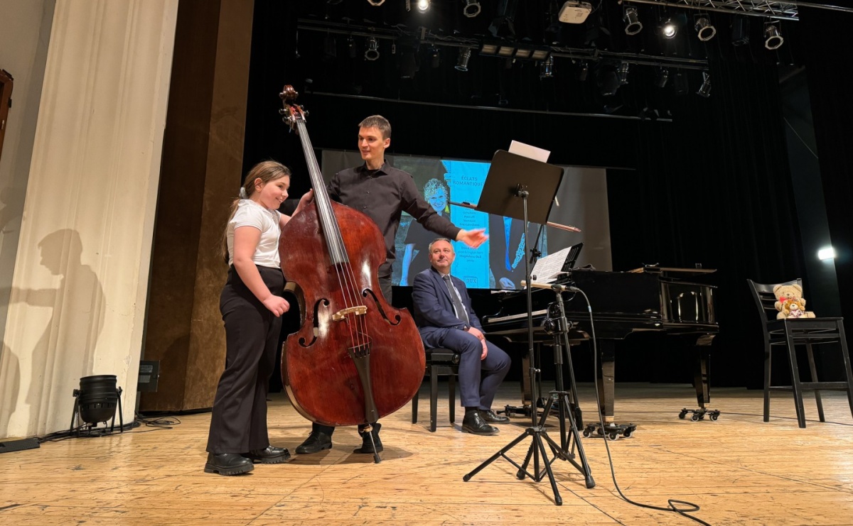 Największy instrument smyczkowy - KONTRABAS na koncertach umuzykalniających w RCK - Serwis informacyjny z Raciborza - naszraciborz.pl