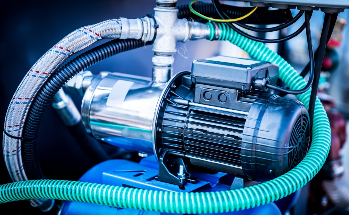 Pompa hydroforowa w systemie wykorzystania deszczówki – jak obniżyć rachunki za wodę i zadbać o środowisko? - Serwis informacyjny z Raciborza - naszraciborz.pl