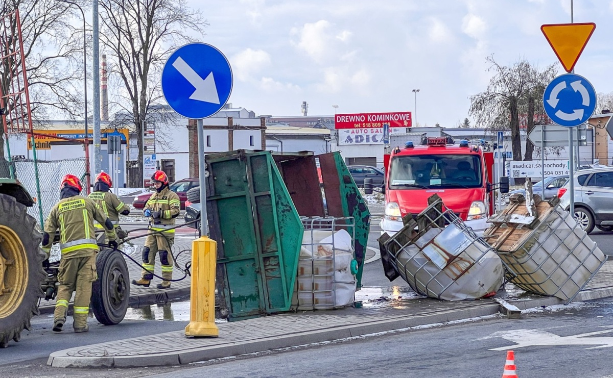Niebezpieczna sytuacja na rondzie Piaskowa – Rybnicka. Przyczepa przewróciła się, ładunek na jezdni [FOTO i WIDEO] - Serwis informacyjny z Raciborza - naszraciborz.pl