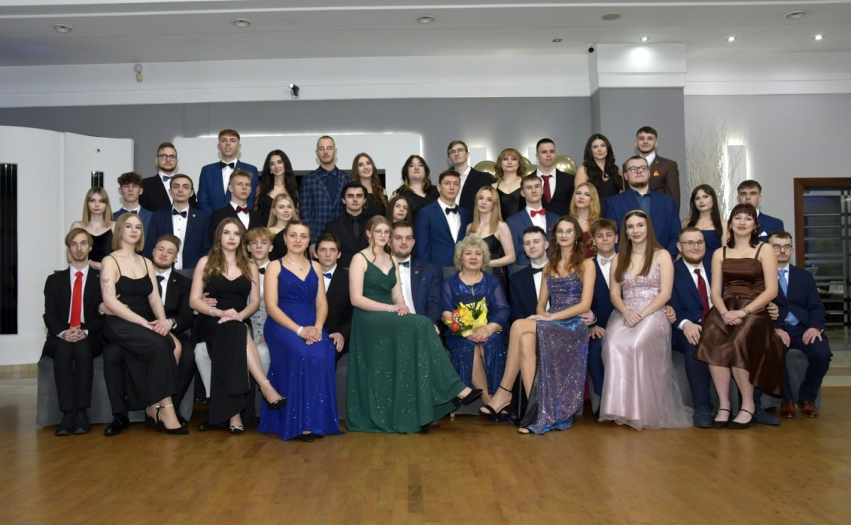 Studniówka Mechanika - bawią się klasy 5b i 5d [FOTO i WIDEO] - Serwis informacyjny z Raciborza - naszraciborz.pl