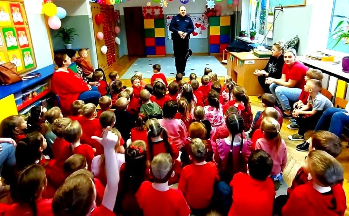 Przedszkolne Walentynki z policjantem - Serwis informacyjny z Raciborza - naszraciborz.pl