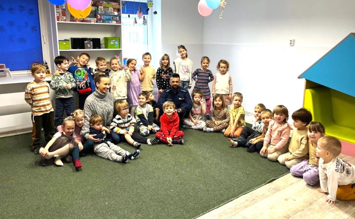 Policyjny profilaktyk na spotkaniu z przedszkolakami - Serwis informacyjny z Raciborza - naszraciborz.pl