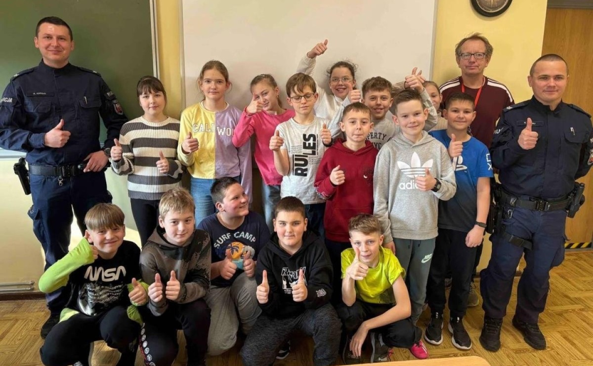 Bezpieczeństwo w czasie ferii. Dzielnicowi z odwiedzinami w placówkach oświatowych - Serwis informacyjny z Raciborza - naszraciborz.pl