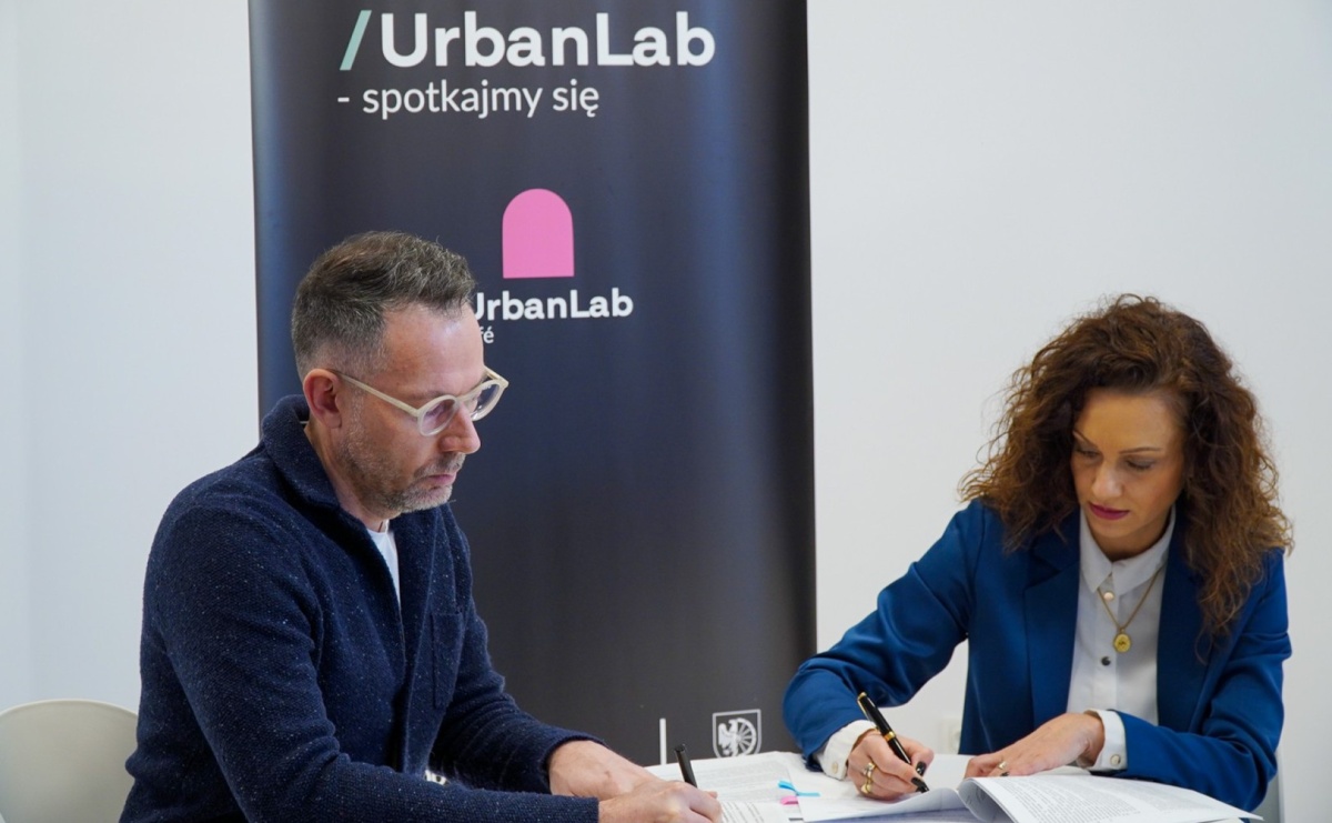 Podpisanie umowy na podnajem lokalu na raciborskim dworcu PKP - Serwis informacyjny z Raciborza - naszraciborz.pl